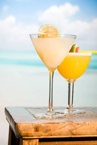 Glazen Twee Cocktails Houten Tafel Met Zeegezicht Achtergrond — Stockfoto