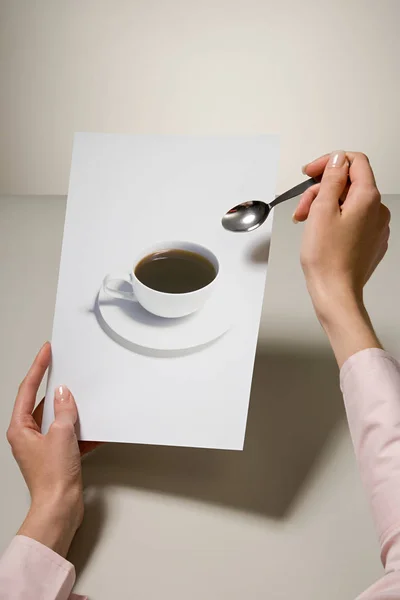 Imagen Recortada Manos Femeninas Sosteniendo Fotografía Taza Café Cuchara — Foto de Stock