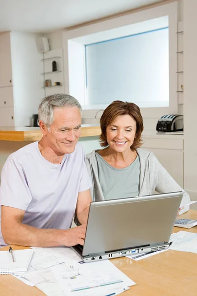 Atractiva Pareja Ancianos Ordenar Las Finanzas Del Hogar Con Ordenador —  Fotos de Stock