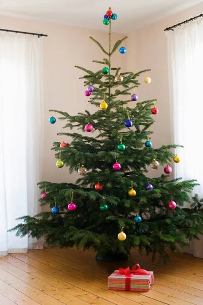 Ένα Χριστουγεννιάτικο Δώρο Κάτω Από Ένα Χριστουγεννιάτικο Δέντρο — Φωτογραφία Αρχείου