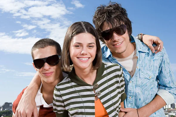 Tři Dospívající Přátelé Modrém Nebi — Stock fotografie