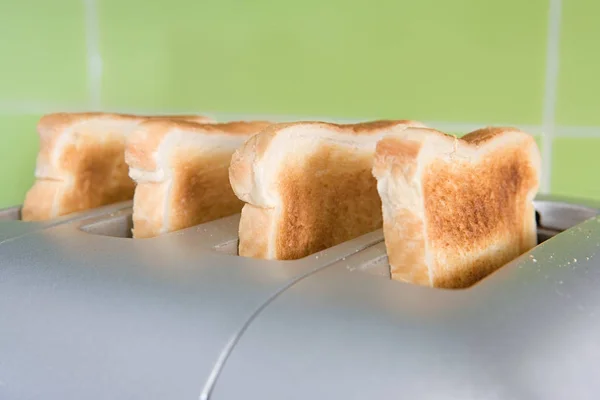 Toasts Toaster Auf Grünem Hintergrund — Stockfoto