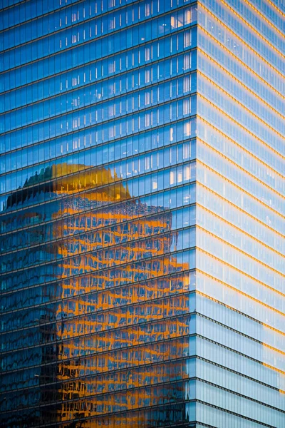 Reflectie Wolkenkrabber Tijdens Zonsondergang Tijd New York Verenigde Staten — Stockfoto