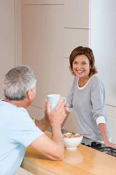 Atractiva Pareja Ancianos Desayunando Cocina —  Fotos de Stock