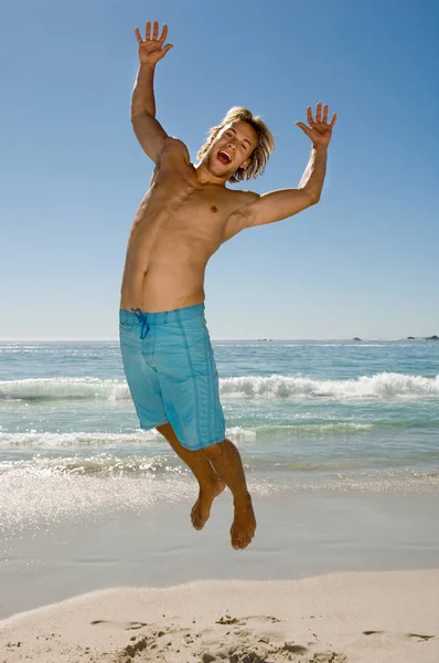 Joven Saltando Playa — Foto de Stock