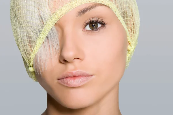 Retrato Una Mujer Con Una Redecilla Para Cabello —  Fotos de Stock