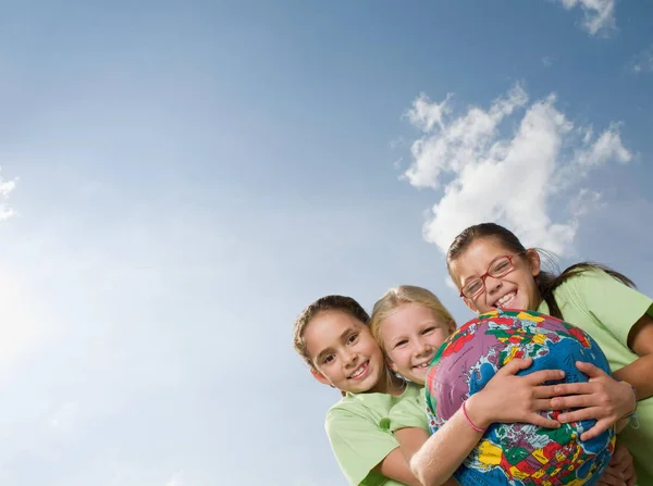 Ragazze Che Tengono Pianeta Gonfiabile Terra — Foto Stock