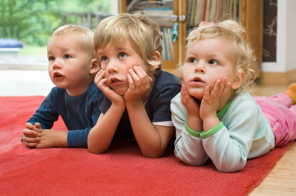 Drie Kinderen Liggen Vloer — Stockfoto