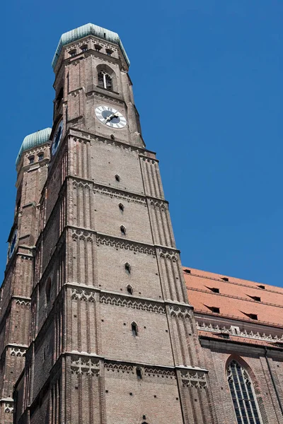 Alacsony Szög Kilátás Müncheni Frauenkirche Felhőtlen Kék Németország — Stock Fotó