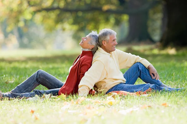 Seniorenpaar Sitzt Rücken Rücken Park — Stockfoto