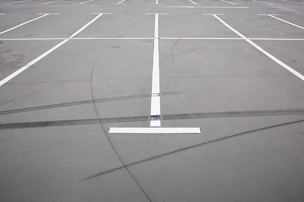 Leerer Parkplatz Mit Fahrbahnmarkierung — Stockfoto