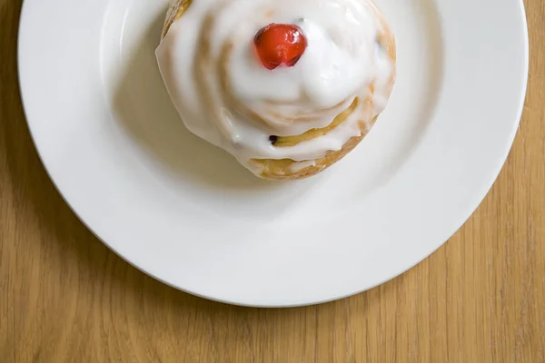 Bovenaanzicht Van Belgische Broodje Met Maraschino Kersen Plaat — Stockfoto