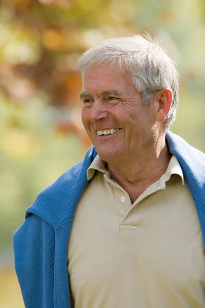 Uśmiechnięty Mężczyzna Starszy Patrząc Hotelu — Zdjęcie stockowe