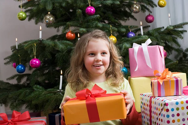 Una Chica Sosteniendo Regalo — Foto de Stock