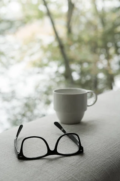 Brillentasse Und Sofa — Stockfoto