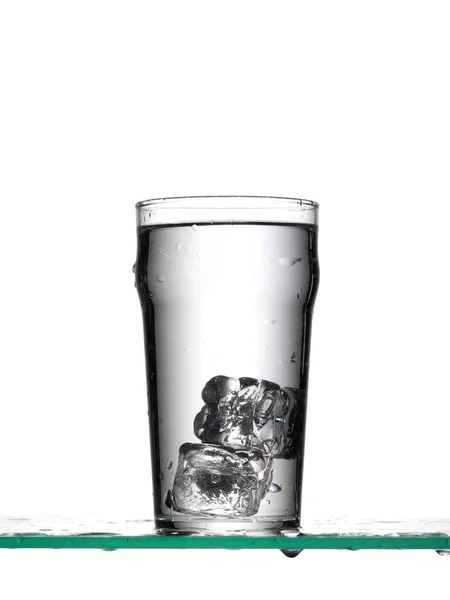 冰块在杯水 — 图库照片