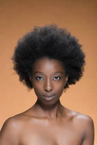 Porträtt Kvinna Med Afro Hår — Stockfoto