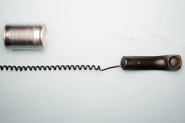 Τηλέφωνο Και Τηλέφωνο Δοχείο Κασσίτερου Που Απομονώνονται Λευκό Φόντο — Φωτογραφία Αρχείου
