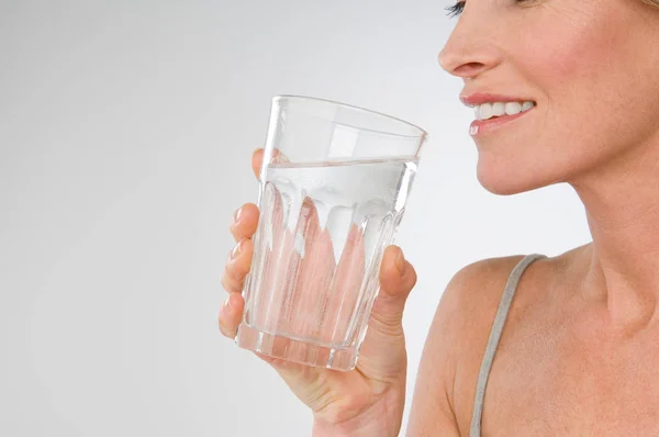 Vrij Gezond Kaukasische Vrouw Met Glas Water Tegen Grijze Achtergrond — Stockfoto