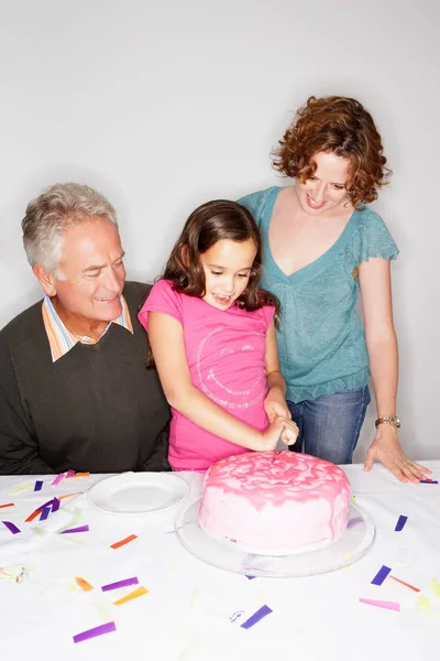 Menina Corte Bolo Aniversário — Fotografia de Stock