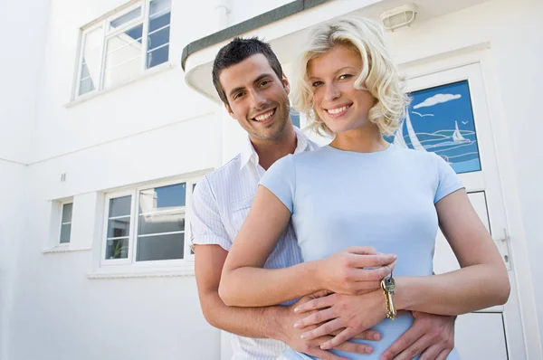 Paar Vor Haus Aus Nächster Nähe — Stockfoto