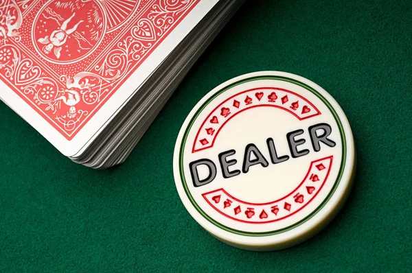 Bovenaanzicht Van Het Gokken Van Chip Met Belettering Dealer Speelkaarten — Stockfoto