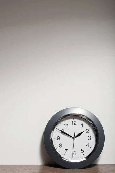 Blick Auf Graue Uhr Auf Holztisch — Stockfoto