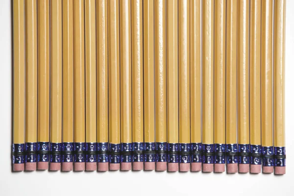 白色表面上的一排铅笔 — 图库照片