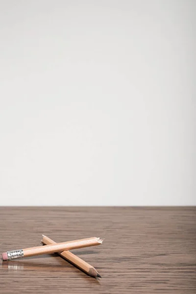 Gebrochener Bleistift Auf Hölzerner Tischfläche — Stockfoto