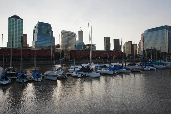 Blick Auf Festgemachte Boote Mit Stadtbild Hintergrund Buenos Airies Argentinien — Stockfoto