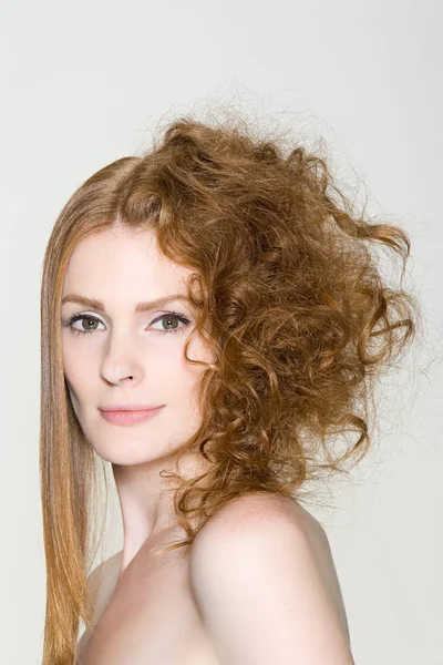 まっすぐな巻き毛の女性 — ストック写真