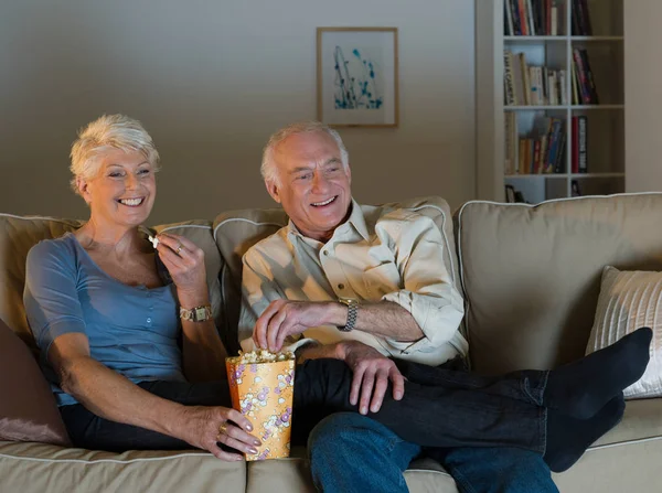 Una Pareja Mayor Viendo Televisión —  Fotos de Stock