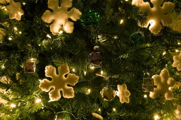 Κλείνω Πάνω Θέα Των Διακοσμήσεων Χριστουγέννων Στο Δέντρο Αειθαλές — Φωτογραφία Αρχείου