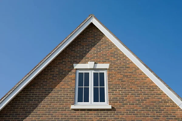 Frontansicht Fenster Backsteinhaus Mit Geneigtem Dach Unter Blauem Himmel — Stockfoto