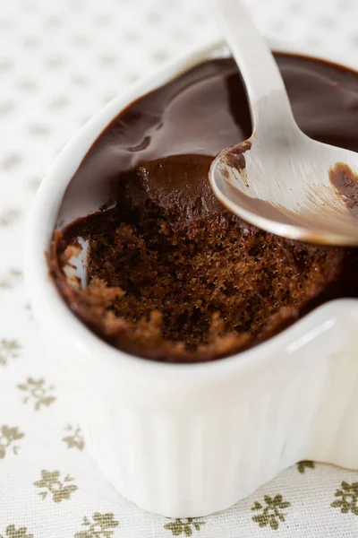 クローズ アップ ショット心とスプーンの形のチョコレート ケーキ — ストック写真