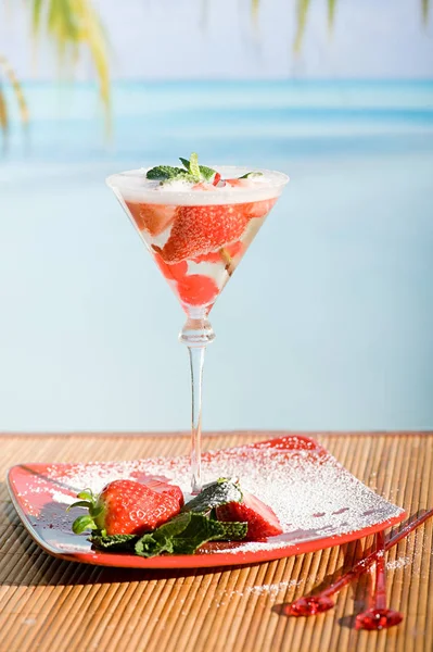 Glas Strawberry Champagne Cocktail Met Zeegezicht Achtergrond — Stockfoto