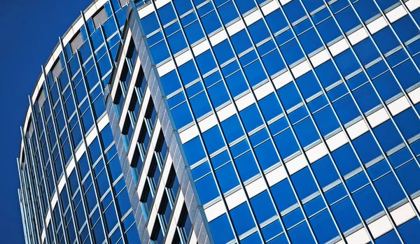 Vista Ángulo Bajo Del Rascacielos Oficinas Con Reflejo Del Cielo — Foto de Stock