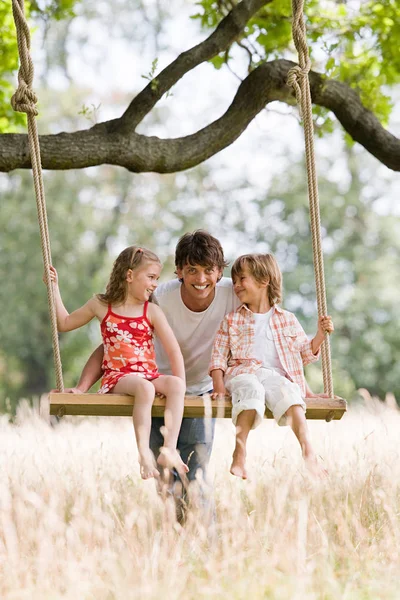 Enfants Balançoire Avec Père Extérieur — Photo