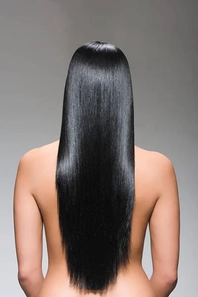 長い髪を持つ女性の背面図 — ストック写真