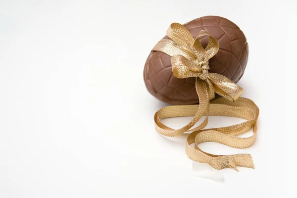 Huevo Pascua Chocolate Con Cinta Dorada — Foto de Stock