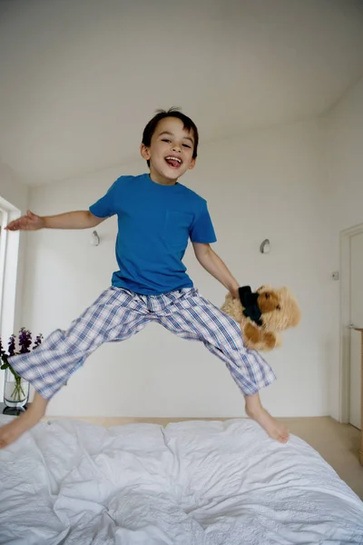 Портрет Мальчика Прыгающего Кровати — стоковое фото