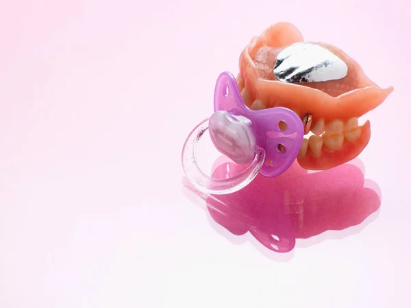 Detailní Záběr Figuríny Zubní Protézy Růžovém Pozadí — Stock fotografie