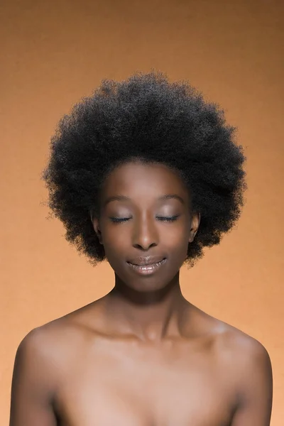 Porträtt Kvinna Med Afro Hår — Stockfoto