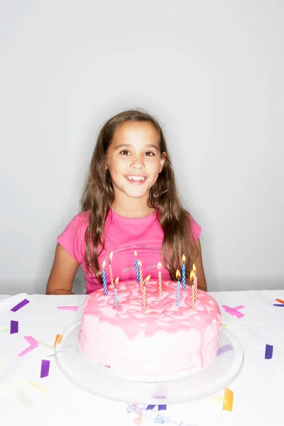 Menina Com Bolo Aniversário Velas Acesas — Fotografia de Stock