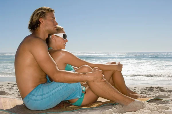 Casal Sentado Uma Praia — Fotografia de Stock