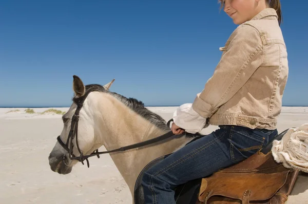 Une Fille Chevauchant Cheval — Photo