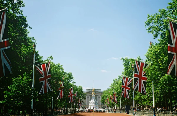 Britse Vlaggen Vlag Palen Rij Voor Buckingham Palace — Stockfoto