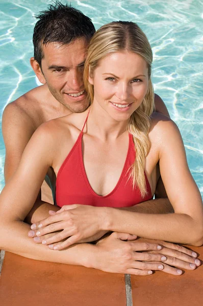 Beautiful Caucasian Couple Hugging Swimming Pool — Stock Photo, Image