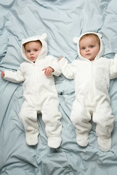 Bebês Gêmeos Deitados Cama — Fotografia de Stock
