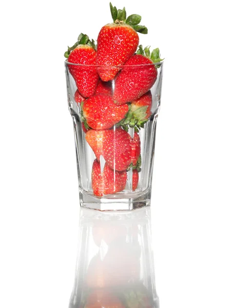 Erdbeeren Glas Auf Weißer Oberfläche — Stockfoto